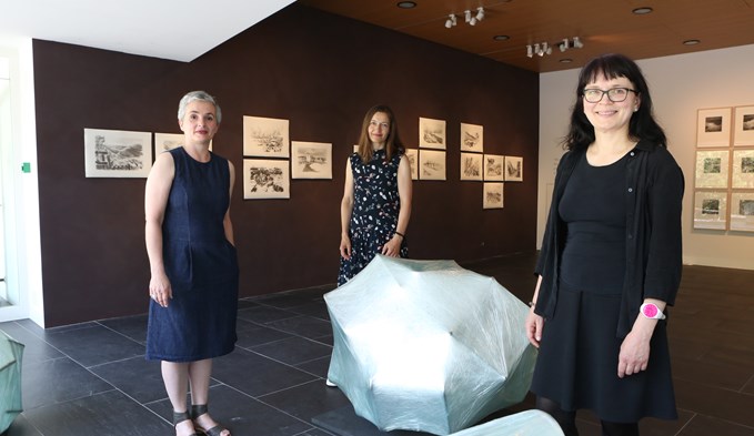 Kuratorin Bettina Staub sowie die Künstlerinnen Monika Müller und Carola Bürgi (v. l.) in der Ausstellung «Traces of Turner» im Sankturbanhof. (Foto Ana Birchler-Cruz)