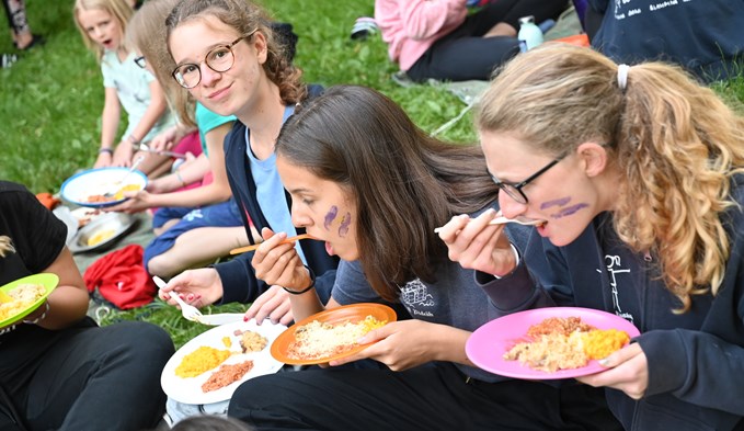Den Mädchen der Wölfli Sursee schmeckt offensichtlich das Essen im Lager. (Foto Werner Mathis)