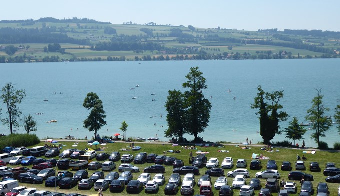Die Seeallee gleicht an sonnigen Tagen einem öffentlichen Seebad mit entsprechend überfülltem Parkplatz. (Foto zVg)
