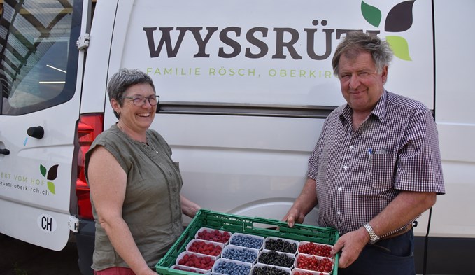 Marlies und Hans Rösch verkaufen ihre Beeren nun nur noch am Markt in Luzern und zu Hause. Der Freitags-Markt in Sursee ist Geschichte.  (Foto Thomas Stillhart)