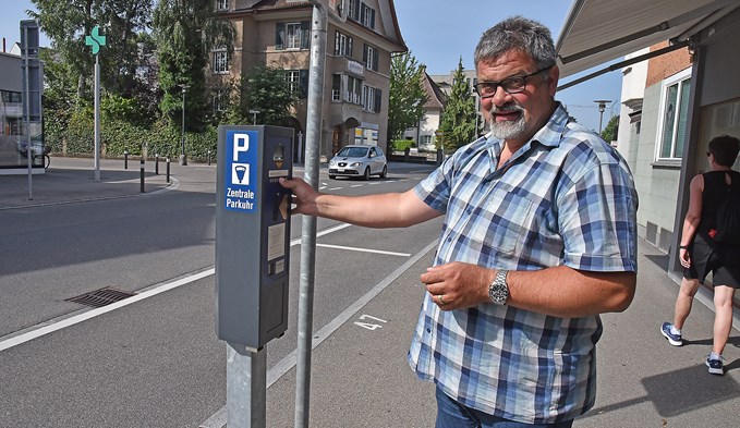 Josef Vonarburg ist bei der Stadt Sursee zuständig für die Parkplatzbewirtschaftung. An der Centralstrasse zeigt er die die Sammelparkuhr.   (Foto Thomas Stillhart)