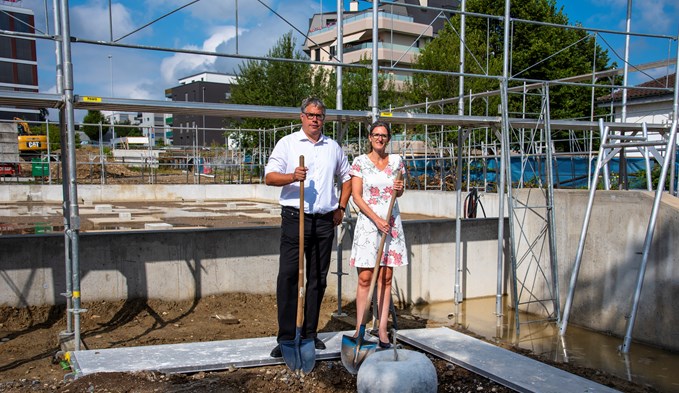 Christian Consoni, CEO der Ramseier Suisse AG, und Ladina Aregger, Bauvorsteherin der Gemeinde Oberkirch.  (Foto Fabian Zumbühl)