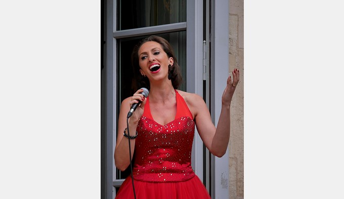 Und sie sang an der Bundesfeier in der Schweizer Botschaft in Paris vor dem 14 Juillet drei Hymnen. (Foto Schweizer Botschaft, Paris)