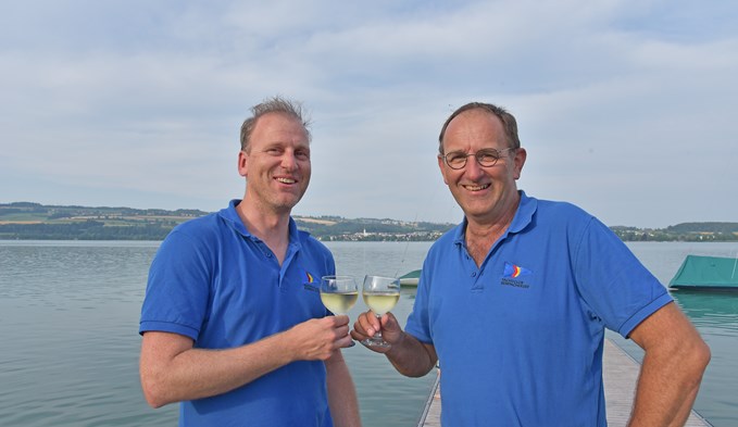 Präsident Armin Schmid (rechts) und Pressechef Adrian Egli freuen sich auf den Jubiläumsabend vom 10. August.  (Foto Thomas Stillhart)