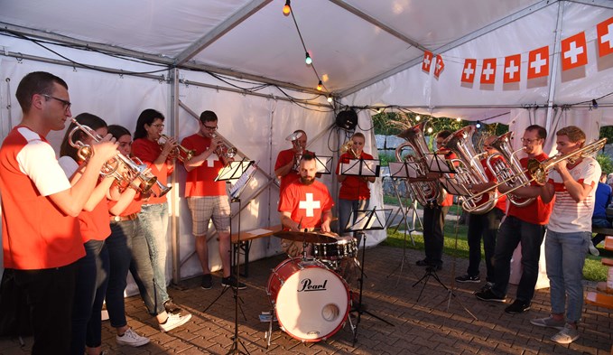 Ein Kleinformation aus Musikanten der Feldmusik und der Musikgesellschaft spielte die Nationalhymne.  (Foto sti)