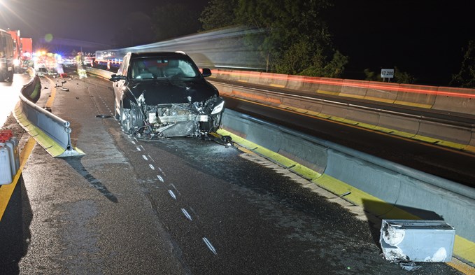 Ein Selbstunfall auf der Autobahn A2 bei Knutwil verursachte Schaden in der Höhe von 75'000 Franken. Der Fahrer wurde hospitalisiert. (Foto Luzerner Polizei)