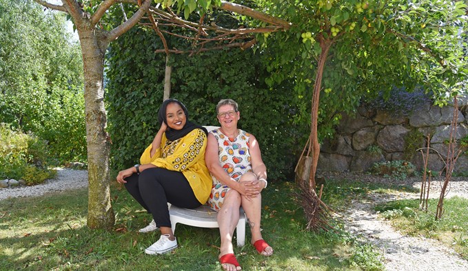 Halima Diblawe (links) und Brigitte Wullschleger im Garten des Haus Herbschtzytlos in Mauensee. (Foto Livia Kurmann)