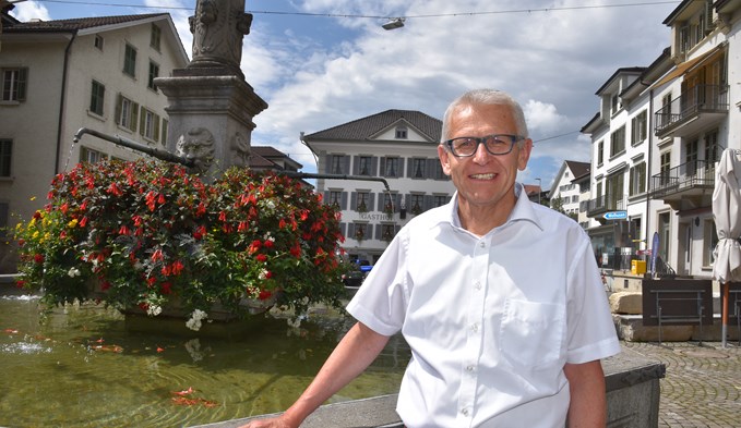 Leo Müller war zehn Jahre lang Gemeindepräsident von Ruswil (im Hintergrund das altehrwürdige Rössli und nebenan der Dorfbrunnen). Der CVP-Nationalrat ist motiviert für weitere vier Jahre in Bern.  (Foto Thomas Stillhart)