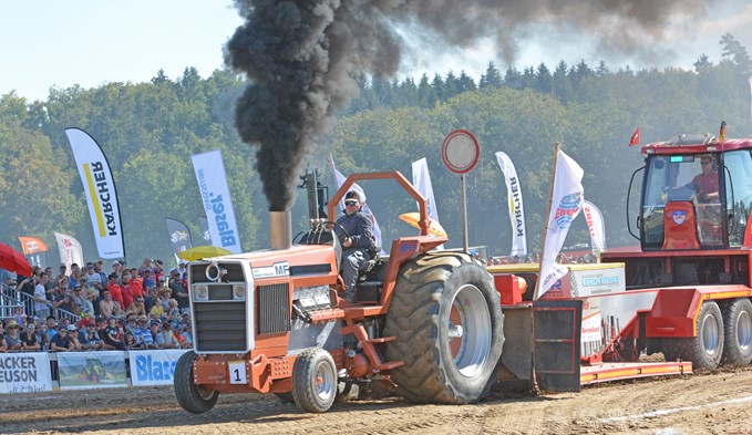 Rauchende Traktoren begeistern das Publikum.  (Foto Archiv/Daniel Zumbühl)