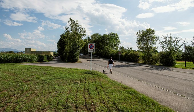 Bei der Zu- und Wegfahrt des Salzlager der Zentras (links) soll ein LKW-Wendeplatz realisiert werden. (Foto Fabian Zumbühl)