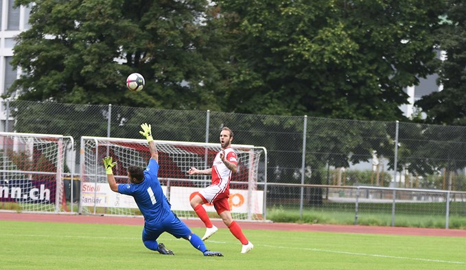 In der 8. Minute war die Welt für den FC Sursee noch in Ordnung. Lars Unternährer lobt den Ball über den Rotkreuzer Torhüter zum 1:0. (Foto Thomas Stillhart)