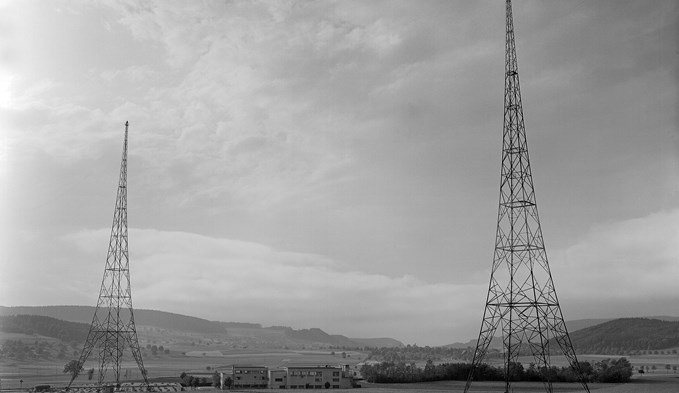 1931 nahm der Landessender Beromünster den Betrieb mit einer T-Antenne an zwei 125 Meter hohen Sendemasten auf. (Foto Keystone)