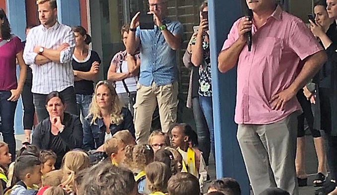 Schulleiter Beat Stirnimann begrüsste Kinder, Eltern und Lehrpersonen zum Schuljahresbeginn.  (Foto zvg)