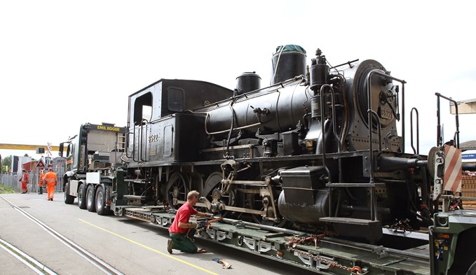 Die Dampflokomotive 8522 wird saniert. Sie wurde in Büron abtransportiert. (Foto Ana Birchler-Cruz)