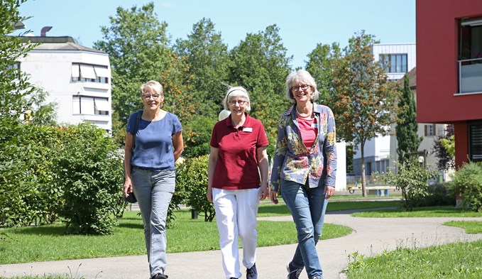 Lisbeth Bühlmann, Maria-Theresia Kurmann und Marianne Tschopp (von links) arbeiten seit 30 Jahren im Alterszentrum St. Martin in Sursee. (Foto Ana Birchler-Cruz)