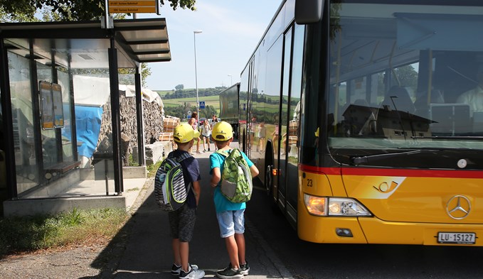 Schüler von der Basisstufe Tann nehmen das Postauto, um die Schulanlage Grundhof zu erreichen. (Foto Ana Birchler-Cruz)