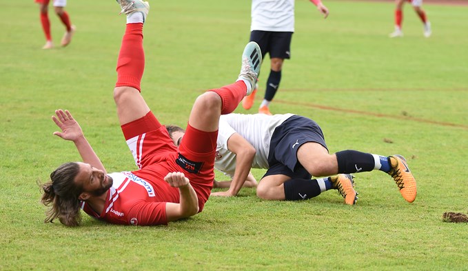Momentan sinnbildlich für den FC Sursee: Marco Mangold liegt am Boden.  (Foto Thomas Stillhart)