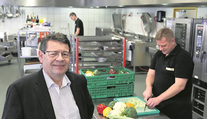 Geschäftsleiter René Staub in der Produktionsküche der Gourmet Star AG. Dort werden die Menüs gekocht, die in der «Esserei Nord» erhältlich sind.  (Foto Ana Birchler-Cruz/Archiv)