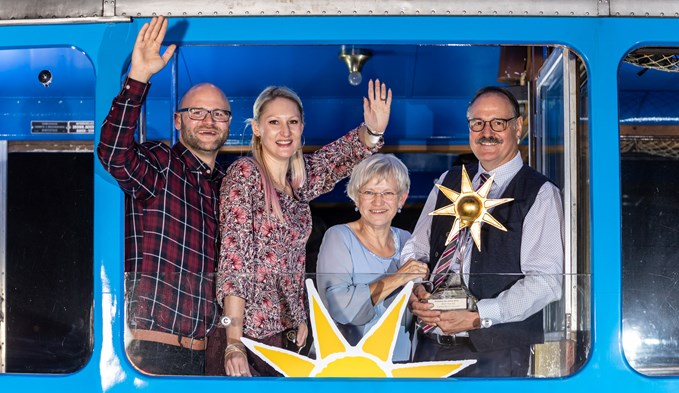 Die stolzen Gewinner der «Goldenen Sonne»: Adrian und Tanja, Romy und Paul Blum (v. l.) aus Gunzwil in der «Aus der Region»-Bahn auf der Rigi.  (Foto zVg)