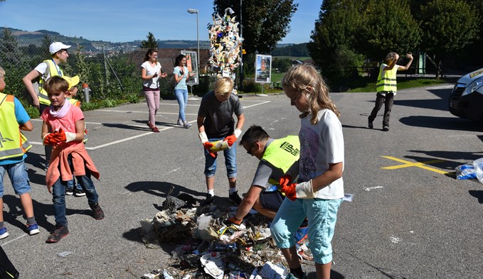 Die Schule Mauensee und die Umweltkommission organisierten den Clean-up-Day. Resultat war das Abfallmonster. (Foto Thomas Stillhart)