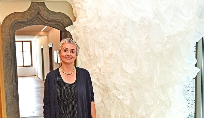 Bettina Staub vor einer Arbeit von Carola Bürgi in der aktuellen Ausstellung «Traces of Turner» im Sankturbanhof – der letzten, die sie kuratierte. (Foto Daniel Zumbühl)