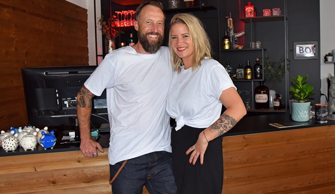 Sandro und Sandra Arnold, Inhaber des Bodyrocks in Sursee, steckten zwei Monate Arbeit in den Umbau ihres Geschäfts. Nun freuen sie sich über die Neueröffnung.  (Foto SUWO)