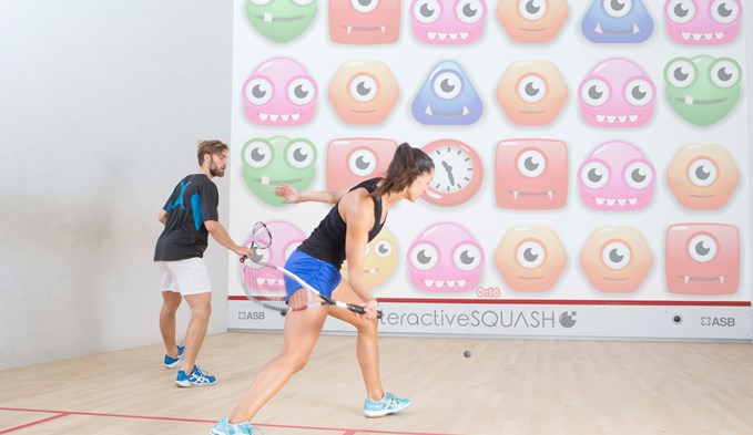 Mit der richtigen Ausrüstung macht auch das Spiel im neuen iSquash-Court in Sursee doppelt Spass. (Foto zVg)