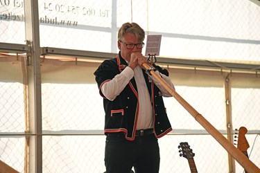 Der ehemalige Gemeindepräsidentin Urs Niffeler spielte Alphorn. Er ist OK-Präsident der ganzen Feierlichkeiten 200 Jahre Mauensee.  (Foto Thomas Stillhart)