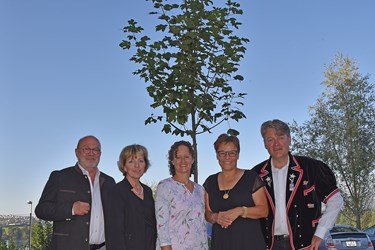 Die Gemeinde Wauwil brachte als Geschenk einen Ahorn-Baum. Von links: Daniel Keusch (GR Wauwil), Annelies Gassmann (Gemeindepräsidentin Wauwil), Esther Zeilinger, Priska Häfliger und Urs Niffeler.  (Foto Thomas Stillhart)