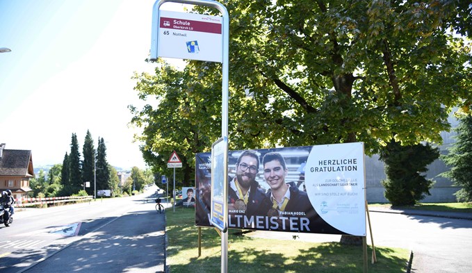 Weltmeisterlich. Haltestelle Schule, Oberkirch.  (Foto Thomas Stillhart)