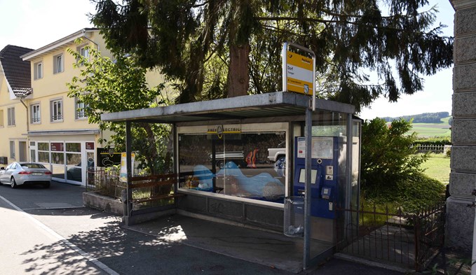 Haltestelle mit Billettautomat: Dorf, Triengen.  (Foto Thomas Stillhart)