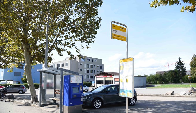 Haltestelle mit Billettautomat und Platz für eine Person unter dem Dach: Zellfeld, Schenkon.  (Foto Thomas Stillhart)