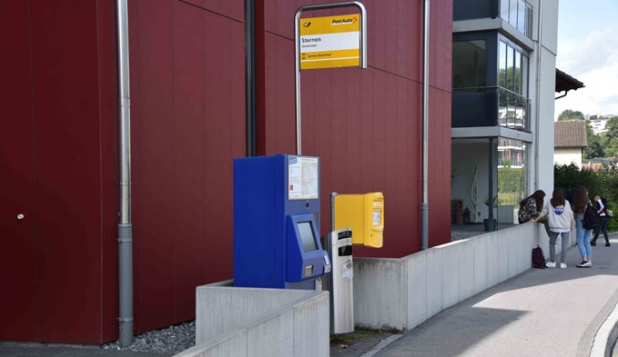 Haltestelle mit Billettautomat und Briefkasten: Haltestelle Sternen, Geuensee.  (Foto Thomas Stillhart)