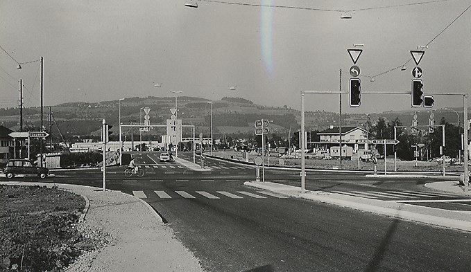 Im August 1970 wurde die Strassenkreuzung im Kotten mit der neuen Kottenbrücke (in der Mitte hinten) und den Signalanlagen eröffnet. (Foto Stadtarchiv Sursee)