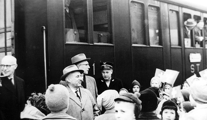 Der Vorsteher des Post- und Eisenbahndepartements, Bundesrat Willy Spühler (ganz links), überzeugte sich 1961 auf einer Su(h)rentalfahrt persönlich vomWillen der Bevölkerung, eine durchgehende Bahn zu erhalten. (Foto Archiv Gemeinde Geuensee)