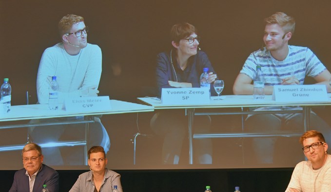 Sechs Politiker stellten sich den kritischen Fragen der Surseer Kantonsschüler. (Foto Livia Kurmann)