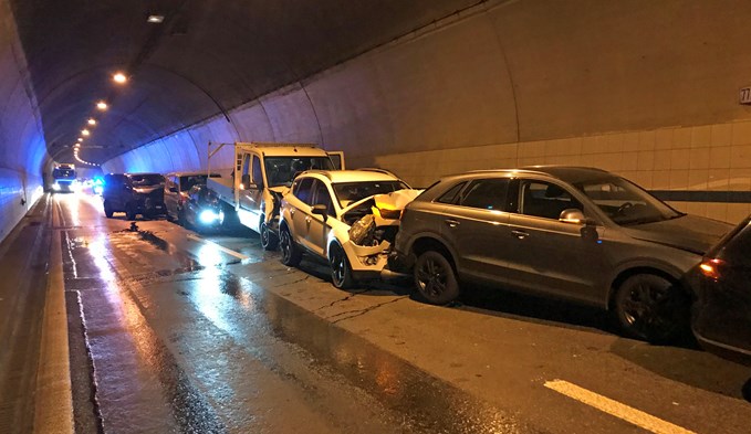 An der Auffahrkollision im A2-Tunnel Eich waren elf Fahrzeuge beteiligt. Neun Personen verletzten sich dabei. (Foto Luzerner Polizei)