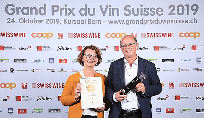 Andrea und Beat Felder vom Weinbau Mariazell in Sursee  lassen sich in Bern feiern.  (Foto zvg)