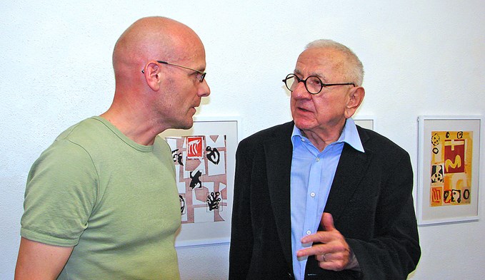 Der Schriftsteller Christoph Schwyzer (links) hielt an der Vernissage von Otto Heigold eine subtile Einführung in das rudimentäre Werk des Künstlers.                    (Foto Willi Bürgi)