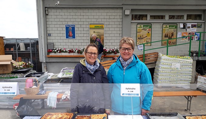 Marie-Louise Wespi und Cécile Estermann verkauften Apfelwähen.  (Foto zvg)