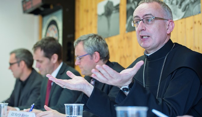 Der Benediktinermönch und alt Abt des Klosters Einsiedeln, Martin Werlen (rechts), setzte sich 2013 zusammen mit den christlichenKirchen gegen die Verschärfung des Asylgesetzes ein. (Symbolbild Keystone)
