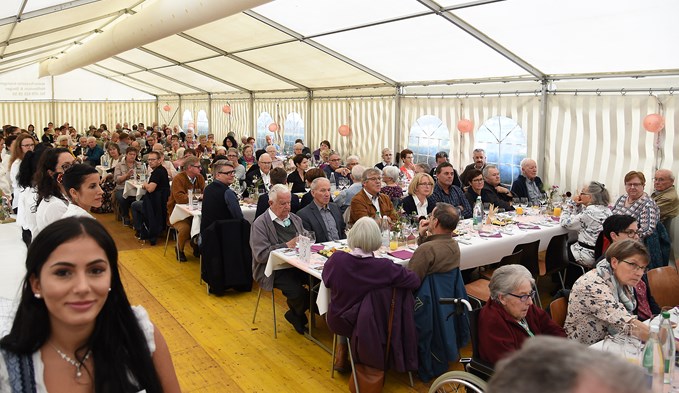 Volles Festzelt während des Jubiläums «30 Jahre Lindenrain» in Triengen.  (Foto Thomas Stillhart)