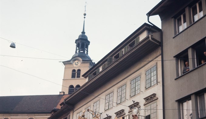 Die Pfarrkirche, das Rathaus und der ehemalige Gasthof waren bereits 1962 eine perfekte Kulisse für den Gansabhauet. (Foto ETH-Bibliothek Zürich, Bildarchiv)