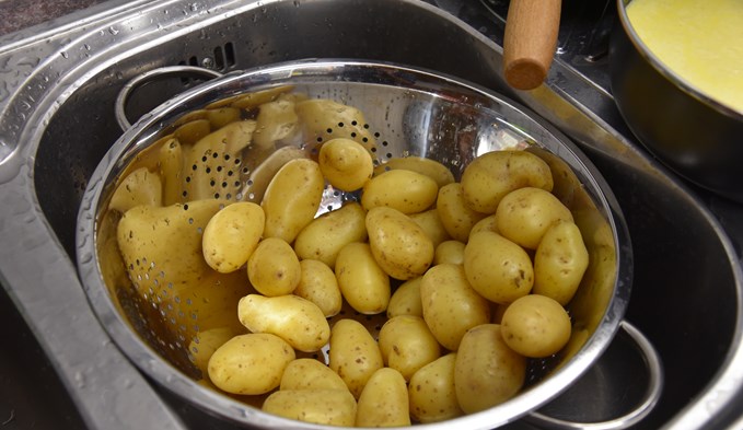 Kein Fondue ohne Kartoffeln.  (Foto Thomas Stillhart)