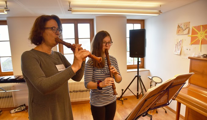 Zusammen Flöten spielen.  (Foto Thomas Stillhart)