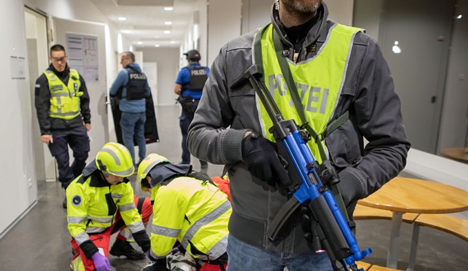 Auf dem Campus Sursee simulierten Polizei und Rettungskräfte eine ausserordentliche Bedrohung. (Fotos Luzerner Polizei)
