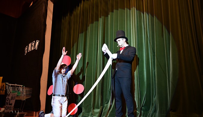 Durch den Abend führte «Mr. Monopoly» (rechts). (Foto Fabian Zumbühl)