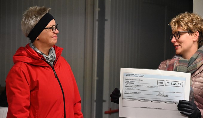 Die Sozialarbeiterin Martina Helfenstein (rechts) überreichte der Ladenleiterin Edith Felber einen Check für einen Tiefkühlschrank. (Foto Werner Mathis)