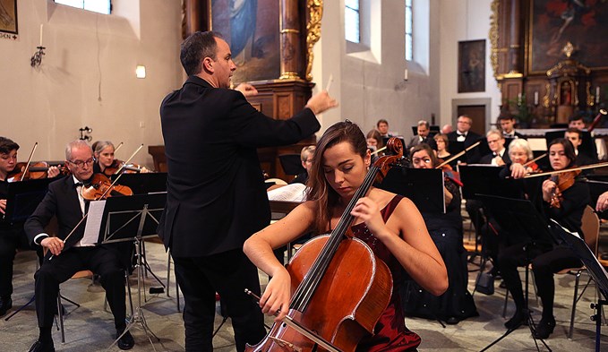 Die junge Cellosolistin Milena Umiglia überzeugte in der voll besetzten Surseer Klosterkirche in Werken von Tschaikowsky und Dvořák. (Foto Ana Birchler-Cruz)