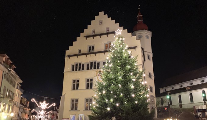 Seit 50 Jahren beleuchten goldene Lichtersterne (links) die Surseer Altstadt in der Weihnachtszeit. (Foto Dominique Moccand/Archiv)
